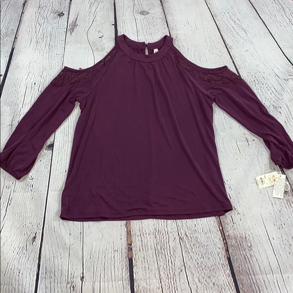 Mudd Tops - Women’s Mudd cold shoulder top NWT size Small